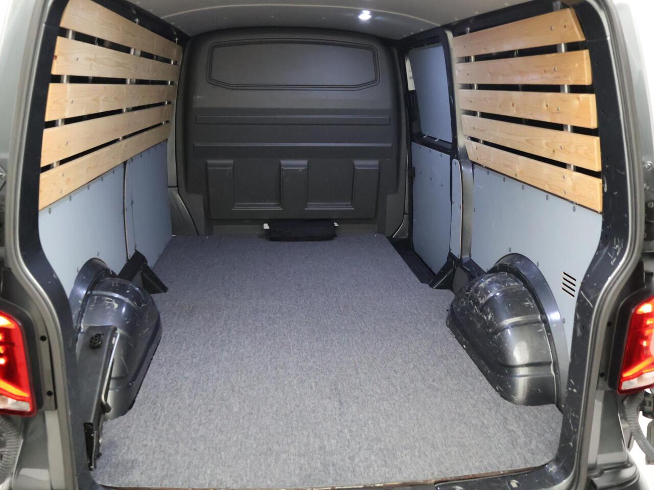Volkswagen TRANSPORTER 2.0 TDI L2H1 + LEDER | TREKHAAK | CAMERA | APPLE CARPLAY | L.M. VELGEN