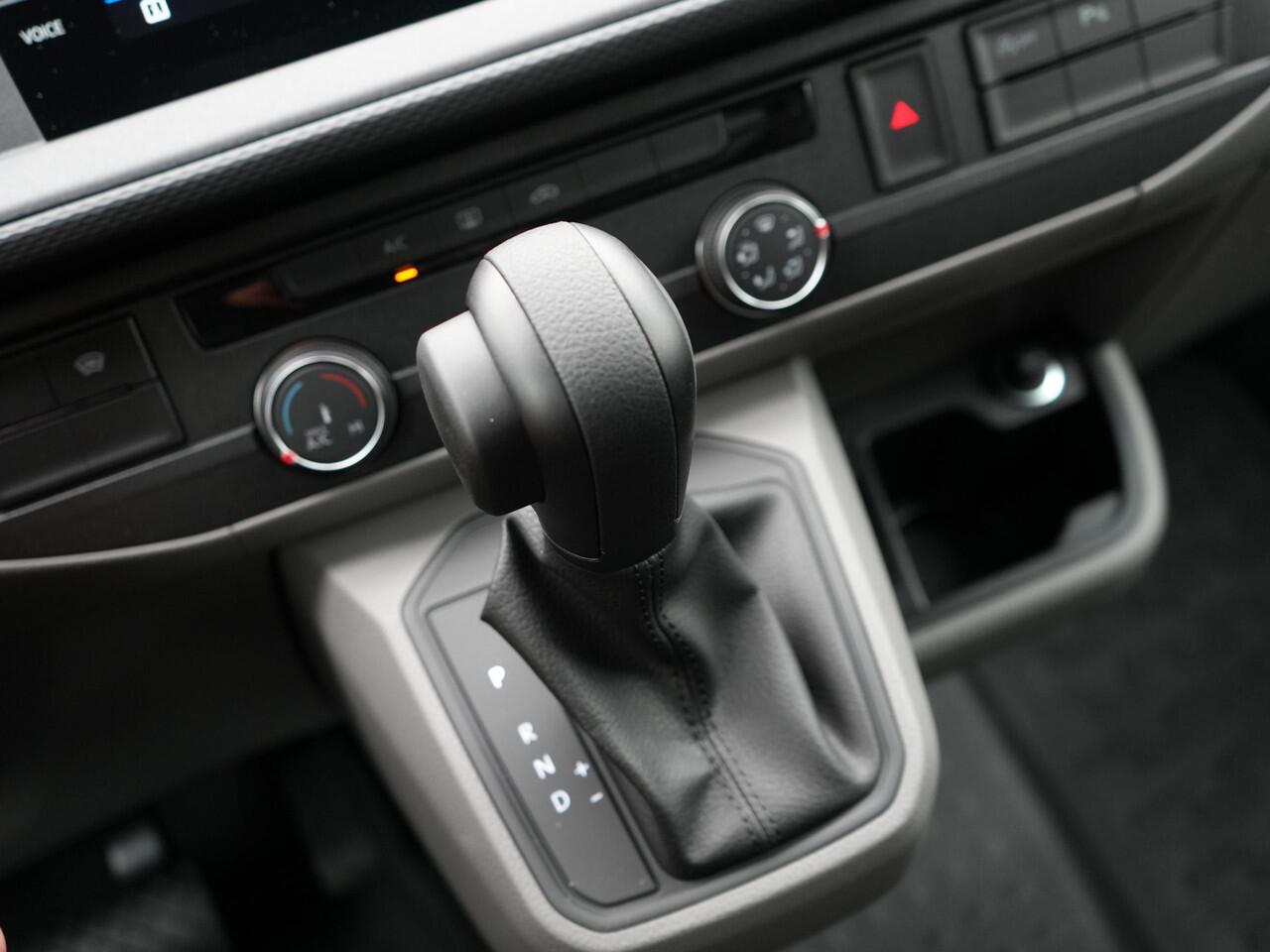 Volkswagen TRANSPORTER 2.0 TDI L2H1 30 Highline 204 pk Automaat | V-06-KFS | Schuifdeuren linker-en rechterzijde | BPM vrij | Navigatie | Apple Carplay |