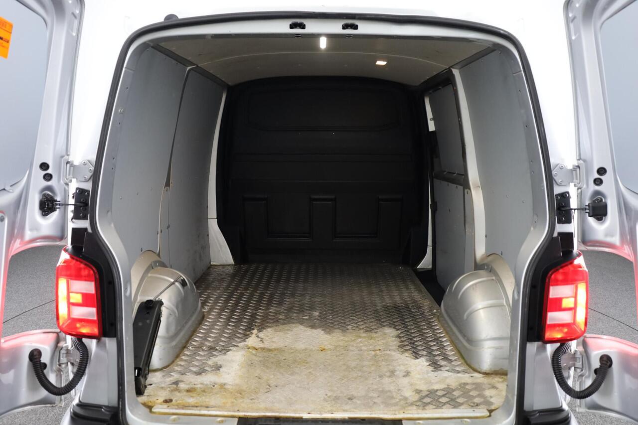 Volkswagen TRANSPORTER 2.0 TDI L1H2 Comfortline 102 pk | Navigatie | Parkeersensoren achter | Cruise control | Airco |