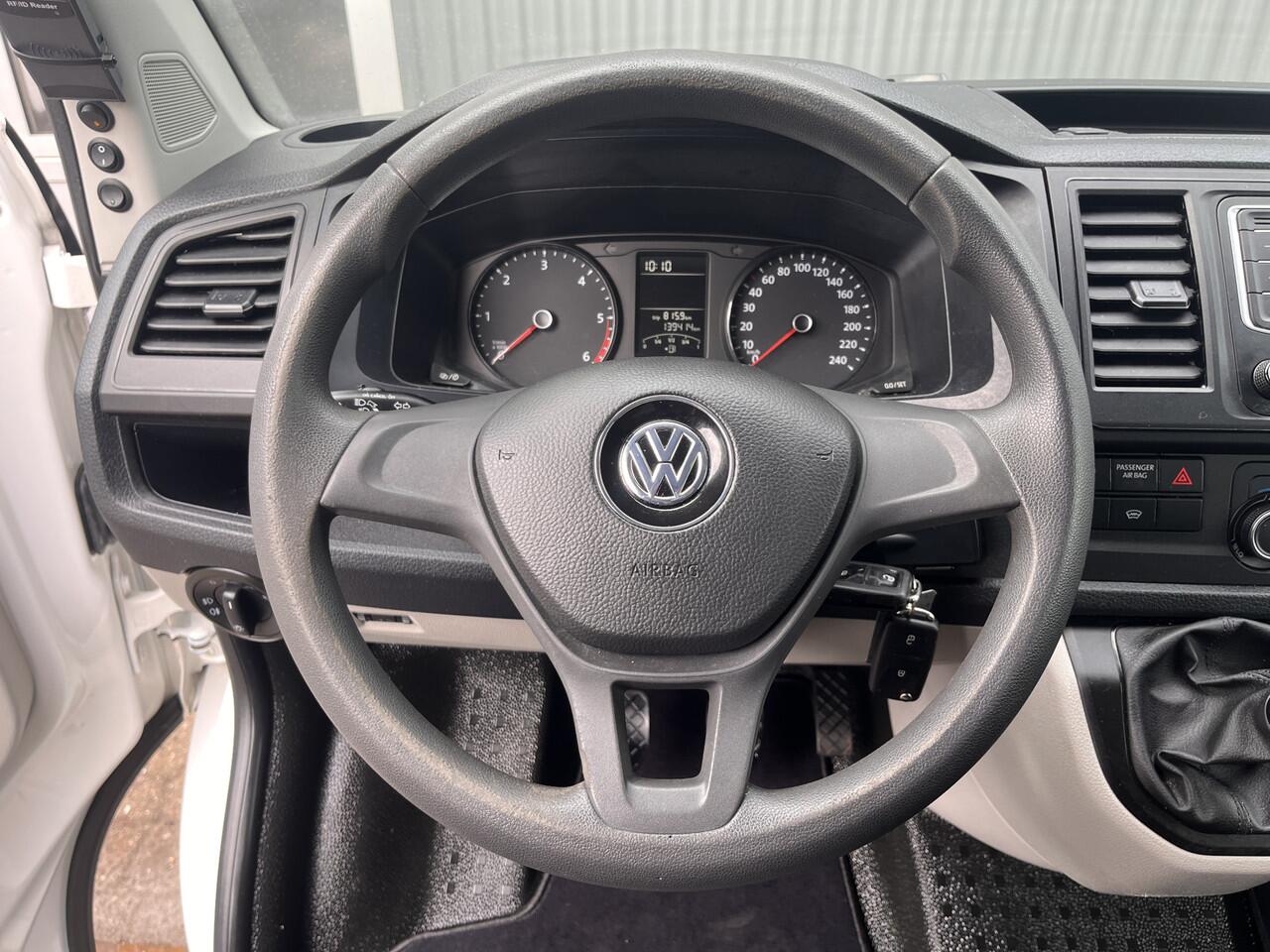 Volkswagen TRANSPORTER 2.0 TDI L2H1 DC Airco Cruise controle Trekhaak 2200kg trekgewicht Telefoonverbinding Kastinrichting Omvormer 5-Persoons Werkverlichting Euro 6