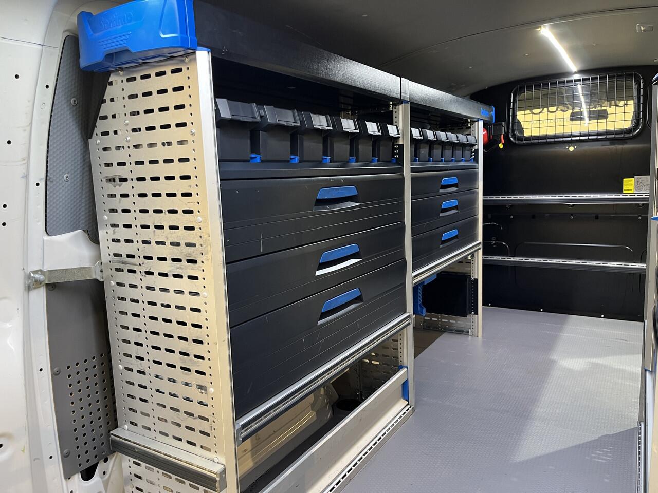 Volkswagen TRANSPORTER 2.0 TDI L2H1 4Motion 150 PK Automaat / Euro 6 / Servicebus / Sortimo Inrichting / Airco / Cruise Control / Camera / Trekhaak / CarPlay / Navigatie / Klep