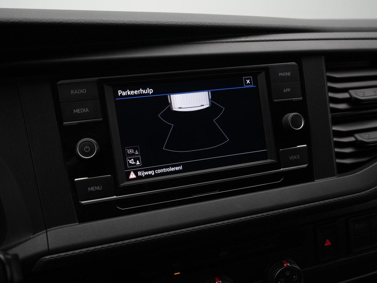 Volkswagen TRANSPORTER 2.0 TDI 90 pk Economy Business L1H1 | Trekhaak | Parkeersensoren achter | Carplay | Cruise Control