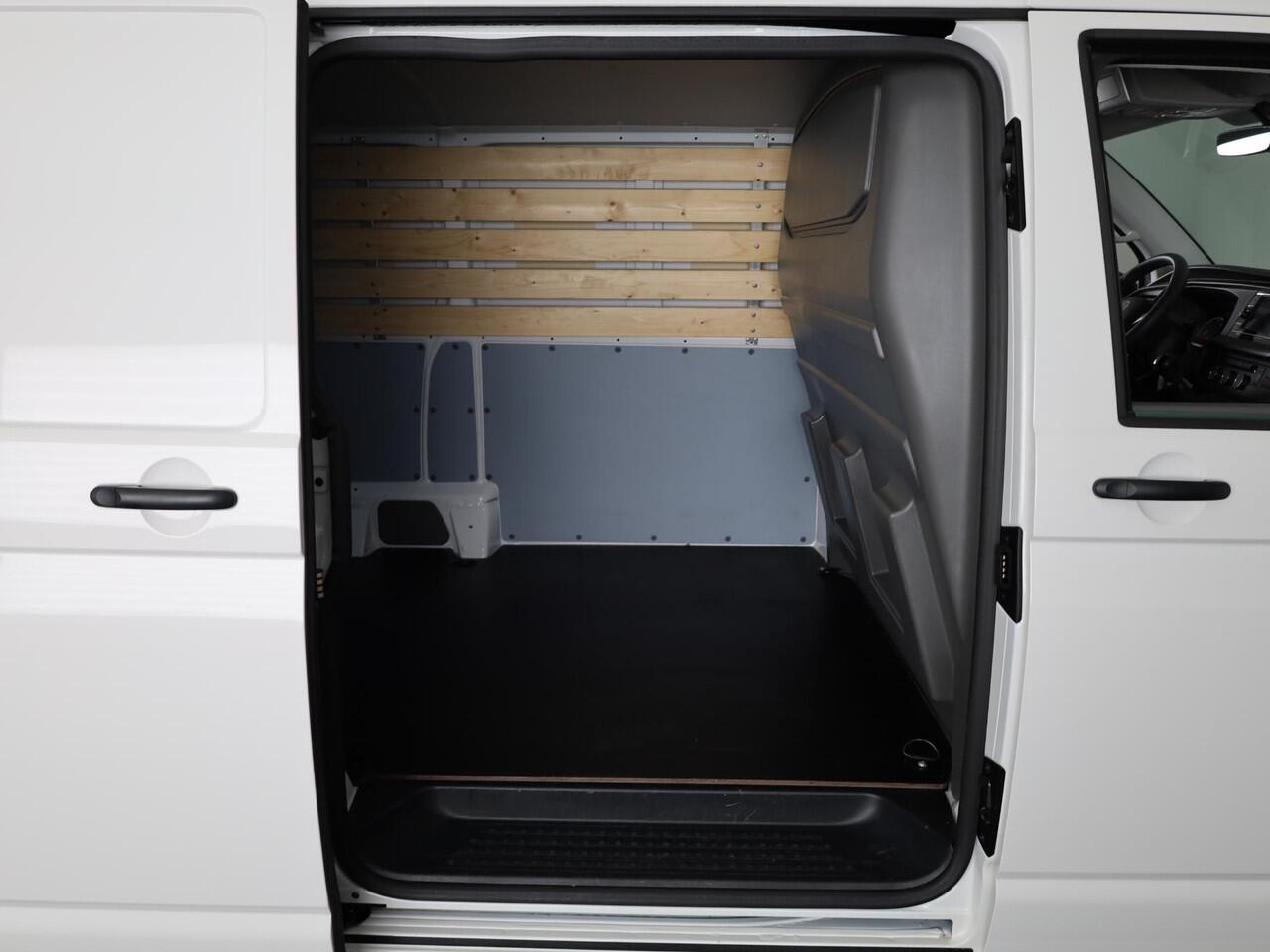 Volkswagen TRANSPORTER 2.0 TDI L2H3 28 110 PK | Verlengde garantie | Navigatie via app | Trekhaak | Parkeersensoren | Cruise control |