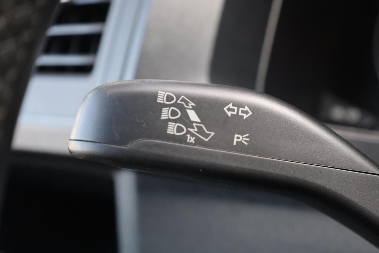 Volkswagen TRANSPORTER 2.0 TDI L2H1 Highline 102PK / 75kW, Highline, achterdeuren met ruit en wisser, navigatie, multifunctioneel lederen stuurwiel, parkeersensoren voor en achter (pdc), trekhaak, voorruit verwarming, cruise control, licht en regensensor, airco