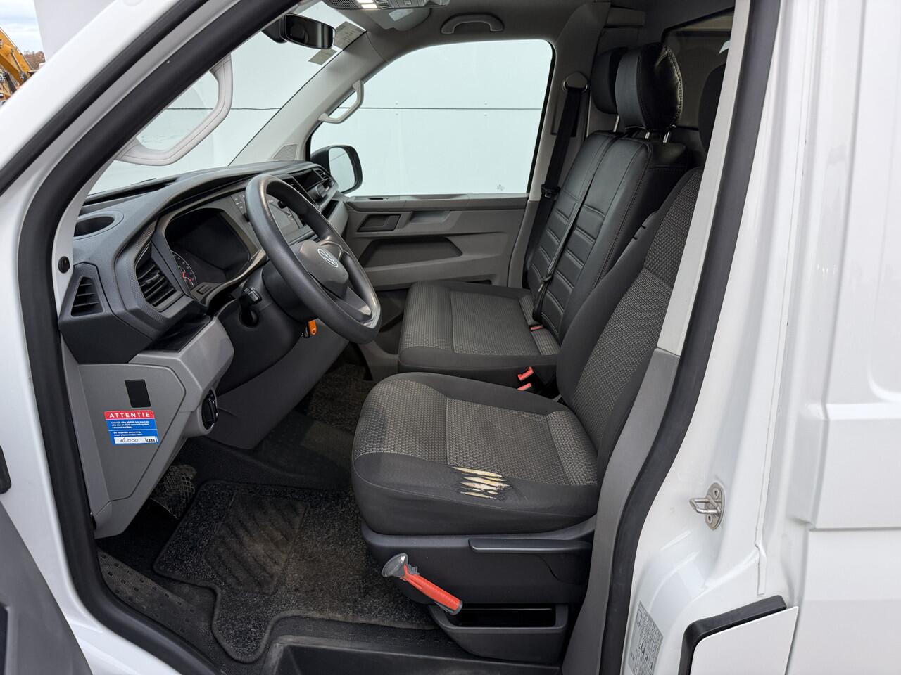 Volkswagen TRANSPORTER 2.0 TDI 150PK Automaat L2H1 Airco Cruise Control Trekhaak Carplay Navigatie 3 Stoelen Parkeersensoren