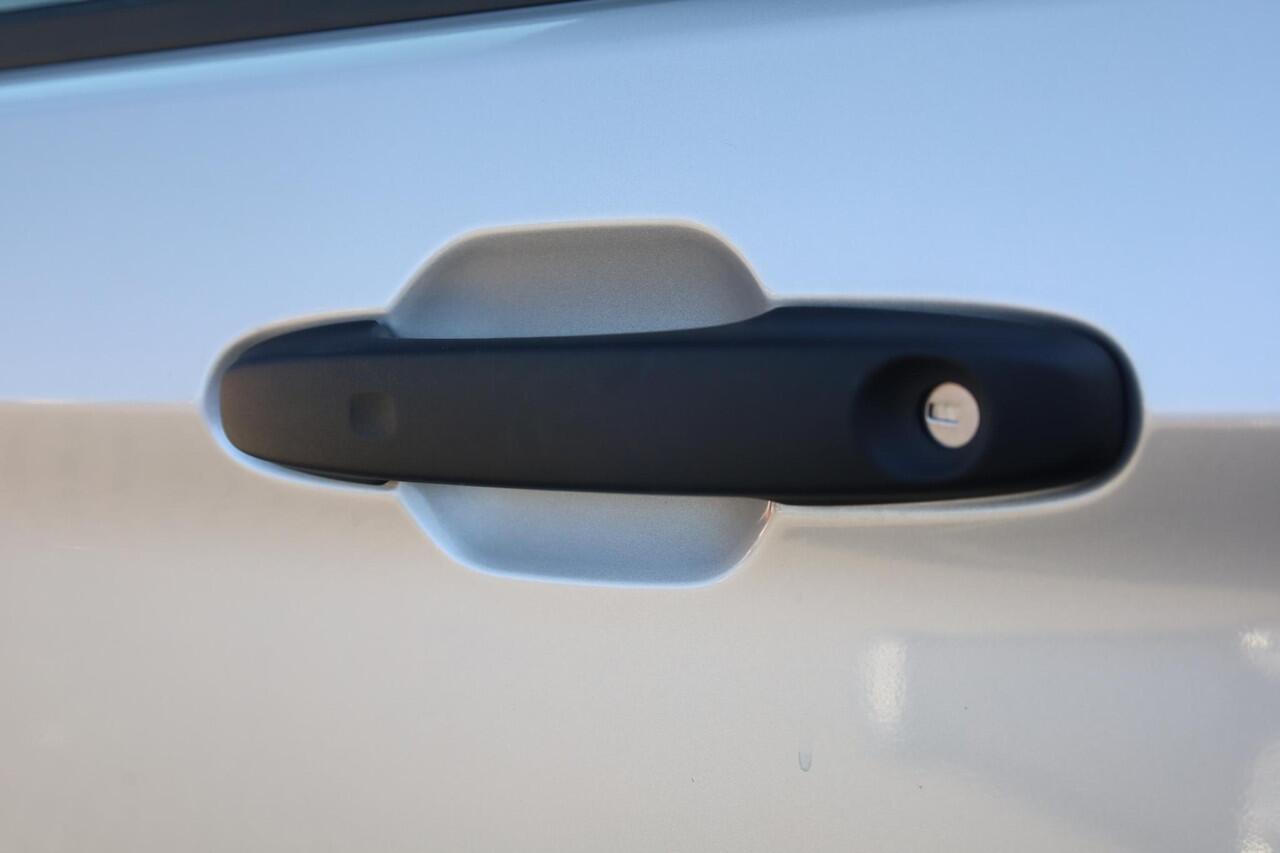 Volkswagen TRANSPORTER 2.0 TDI L2H1 30 PanAmericana 150PK / 110kW, Achteruitrijcamera (rear view), verwarmbare stoelen (bestuurder + bijrijder), Apple Carplay & Android Auto, adaptieve cruise control (acc) met Stop & Go, Lane Assist, volledig digitaal instrumentenpaneel, Keyles