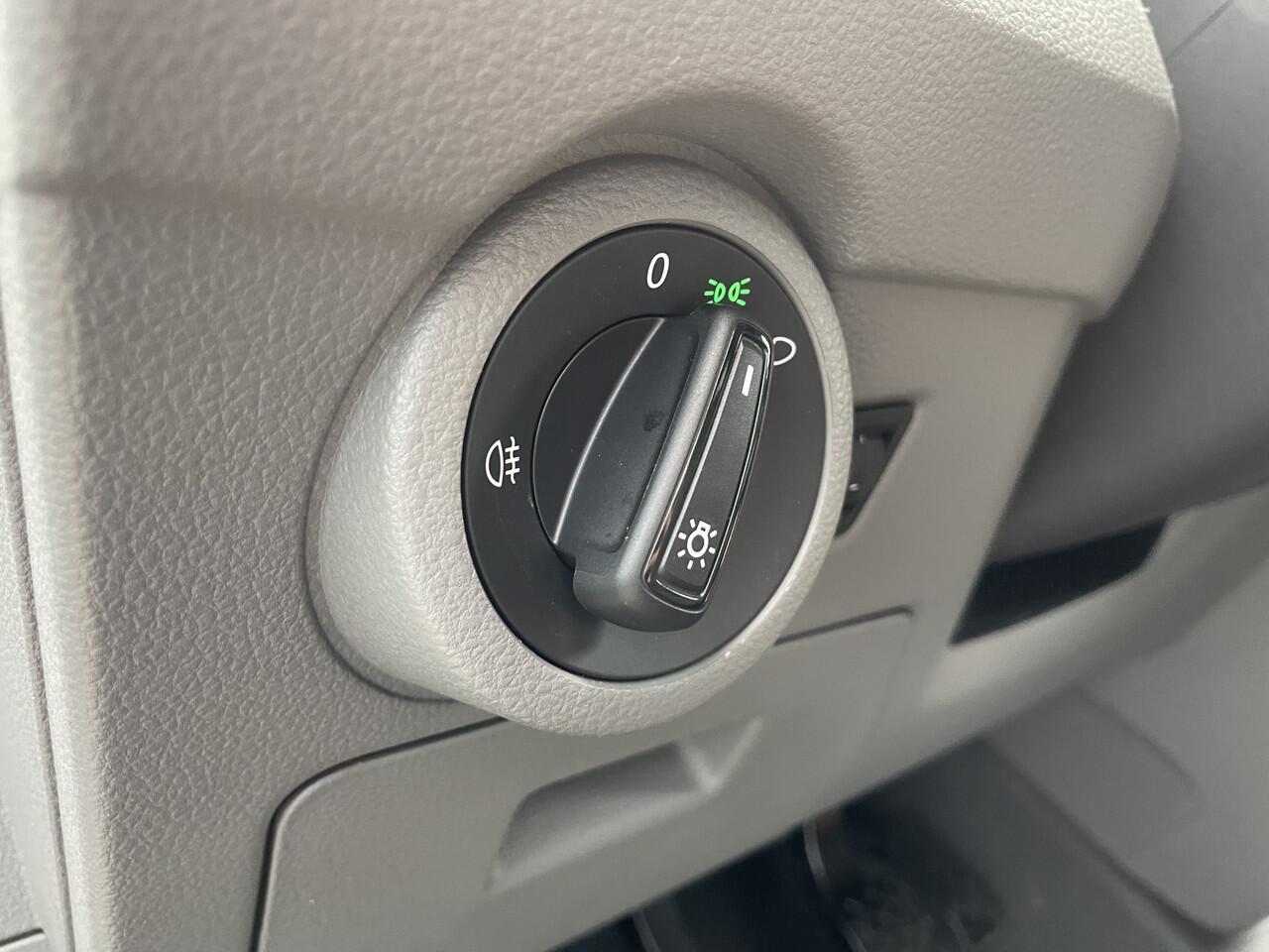 Volkswagen TRANSPORTER 2.0 TDI L2H1 28 | PDC | App connect | Cruise control | Bijrijdersbank