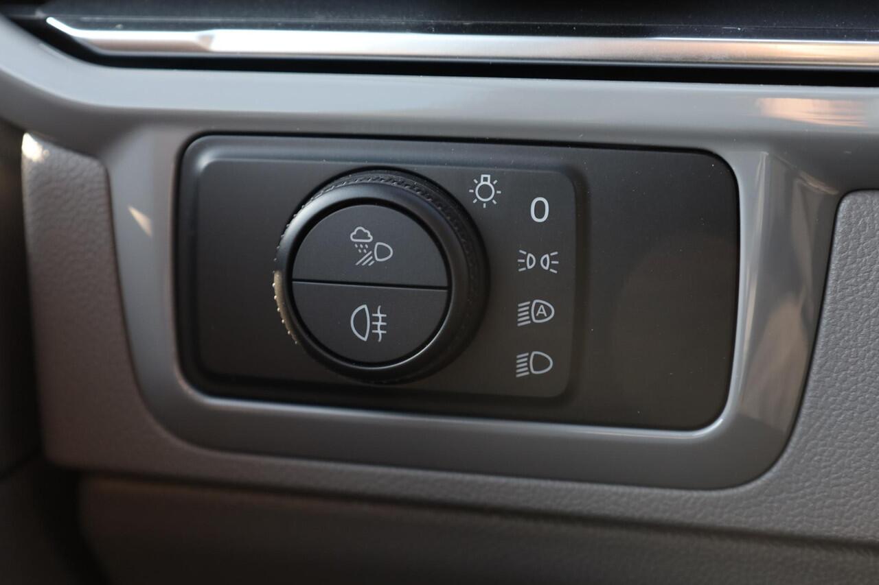 Volkswagen TRANSPORTER 2.0 TDI L2H1 30 PanAmericana 150PK / 110kW, Achteruitrijcamera (rear view), verwarmbare stoelen (bestuurder + bijrijder), Apple Carplay & Android Auto, adaptieve cruise control (acc) met Stop & Go, Lane Assist, volledig digitaal instrumentenpaneel, Keyles