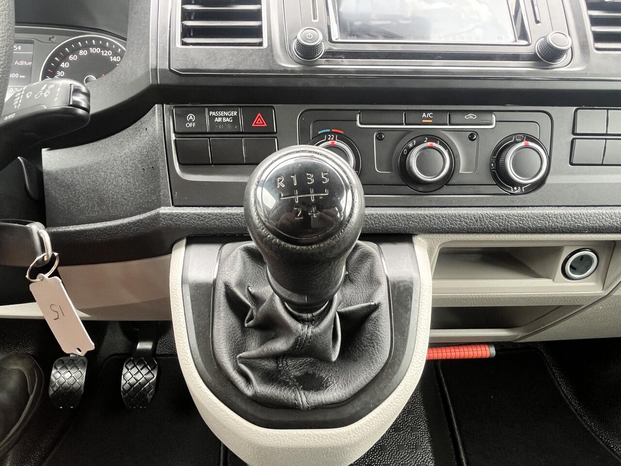 Volkswagen TRANSPORTER 2.0 TDI L2H1 DC Euro 6 Pick up Kipper Dubbele cabine open laadbak met Airco Trekhaak 2200kg trekgewicht 1e eigenaar Dealer onderhouden Telefoonverbinding Kieper P-up Doka Pritsche Ahk 2200kg