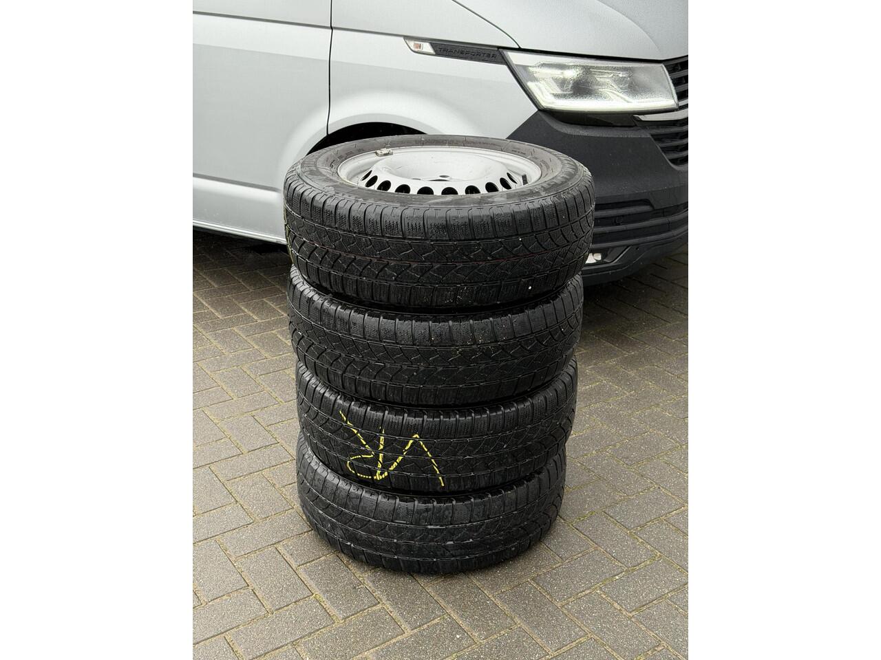 Volkswagen TRANSPORTER 2.0 TDI L2H1 150 Pk / 2.500 kg Trekgewicht / Standkachel / Dealer Onderhouden / Navigatie / Apple Carplay & Android Auto / Parkeersensoren voor en Achter / DAB / Armsteun /