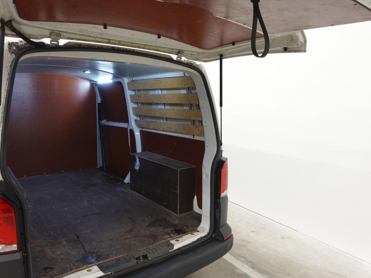 Volkswagen TRANSPORTER 110pk L2H1 T6.1 Airco Leder Radio Bluetooth Achterklep Euro6