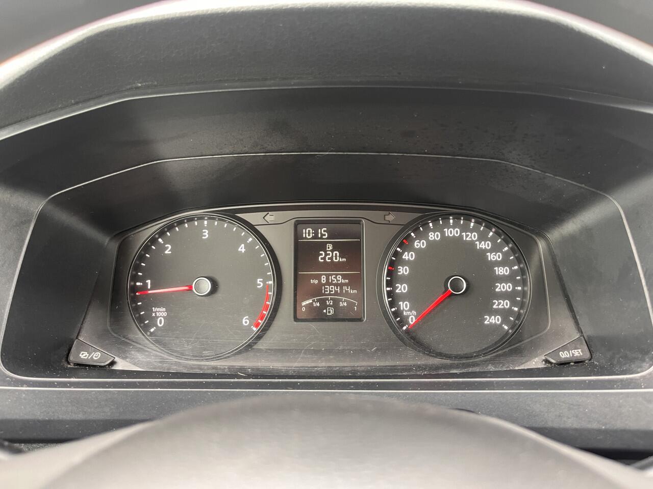 Volkswagen TRANSPORTER 2.0 TDI L2H1 DC Airco Cruise controle Trekhaak 2200kg trekgewicht Telefoonverbinding Kastinrichting Omvormer 5-Persoons Werkverlichting Euro 6