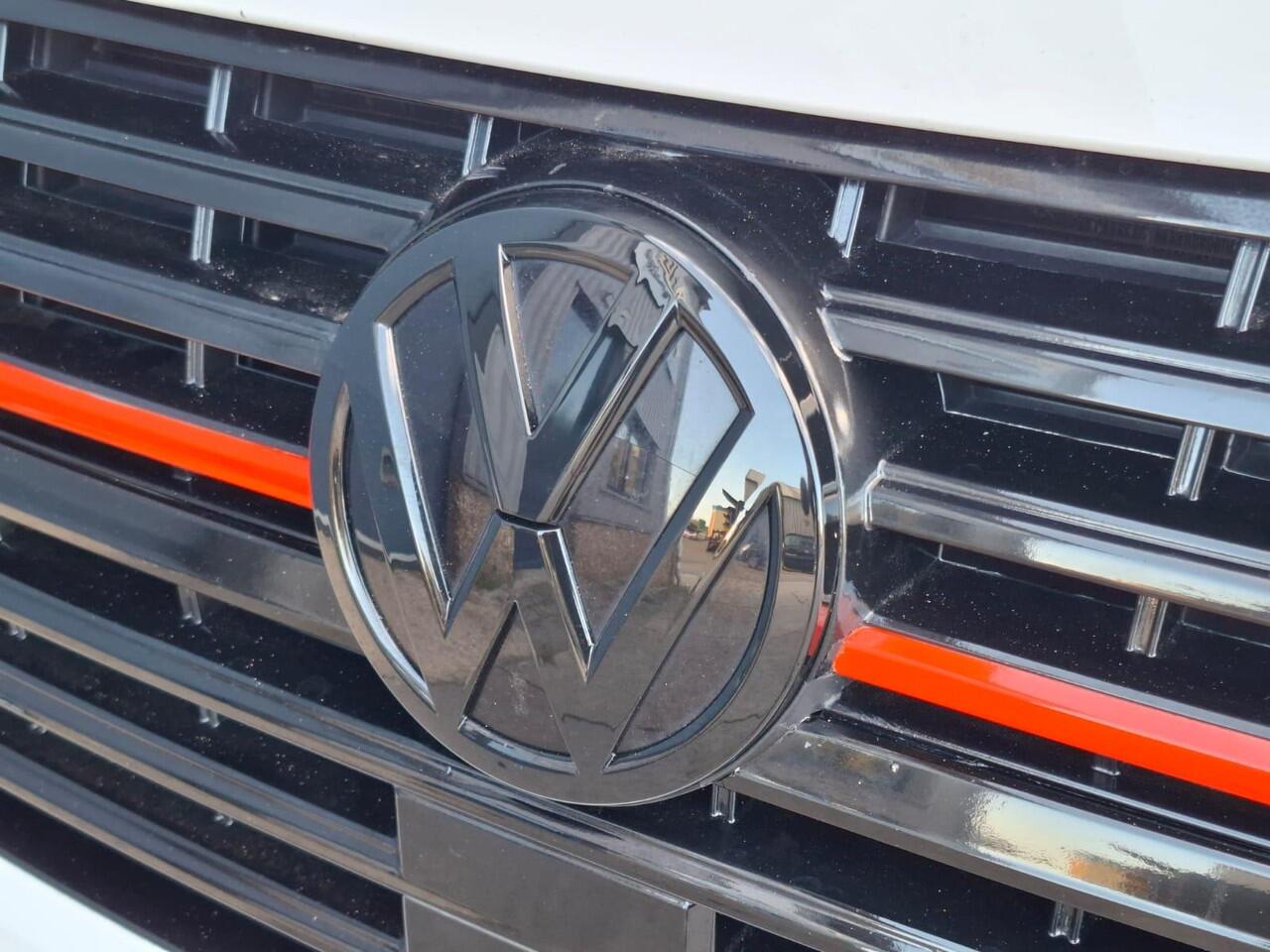 Volkswagen TRANSPORTER 2.0 TDI L2H1 30 DC VERLAAGD / SPOILERS IN KLEUR / AIRCO / CRUISE / DUBBEL CABINE