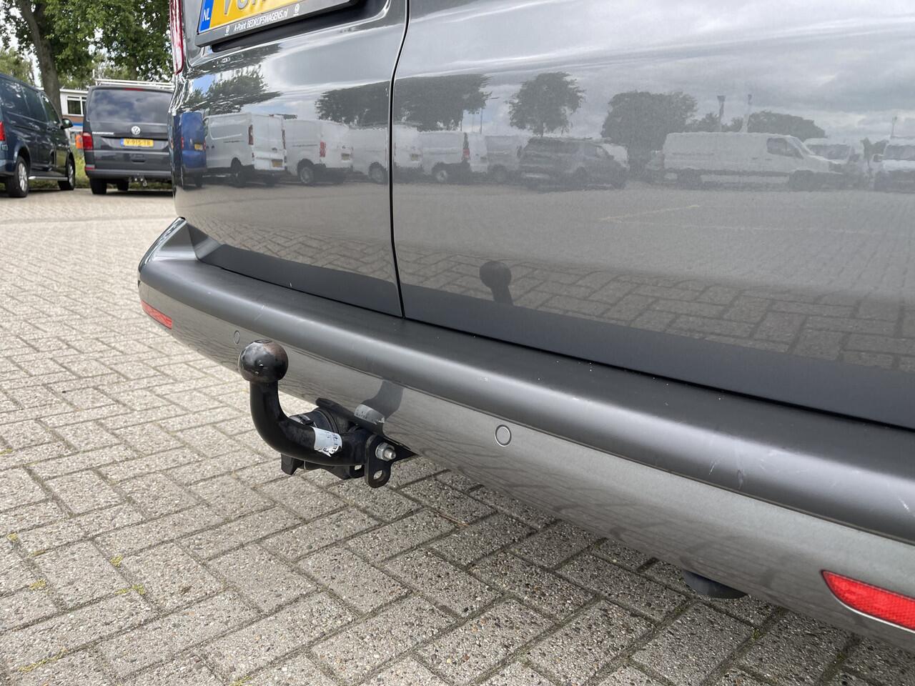 Volkswagen TRANSPORTER 2.0 TDI L2H1 30 DC 5 persoons / vaste prijs rijklaar ¤ 27.950 ex btw / lease vanaf ¤ 456 / grijs metallic / airco / cruise / Apple Carplay / lichtmetalen velgen / euro 6 / bpm vrij !