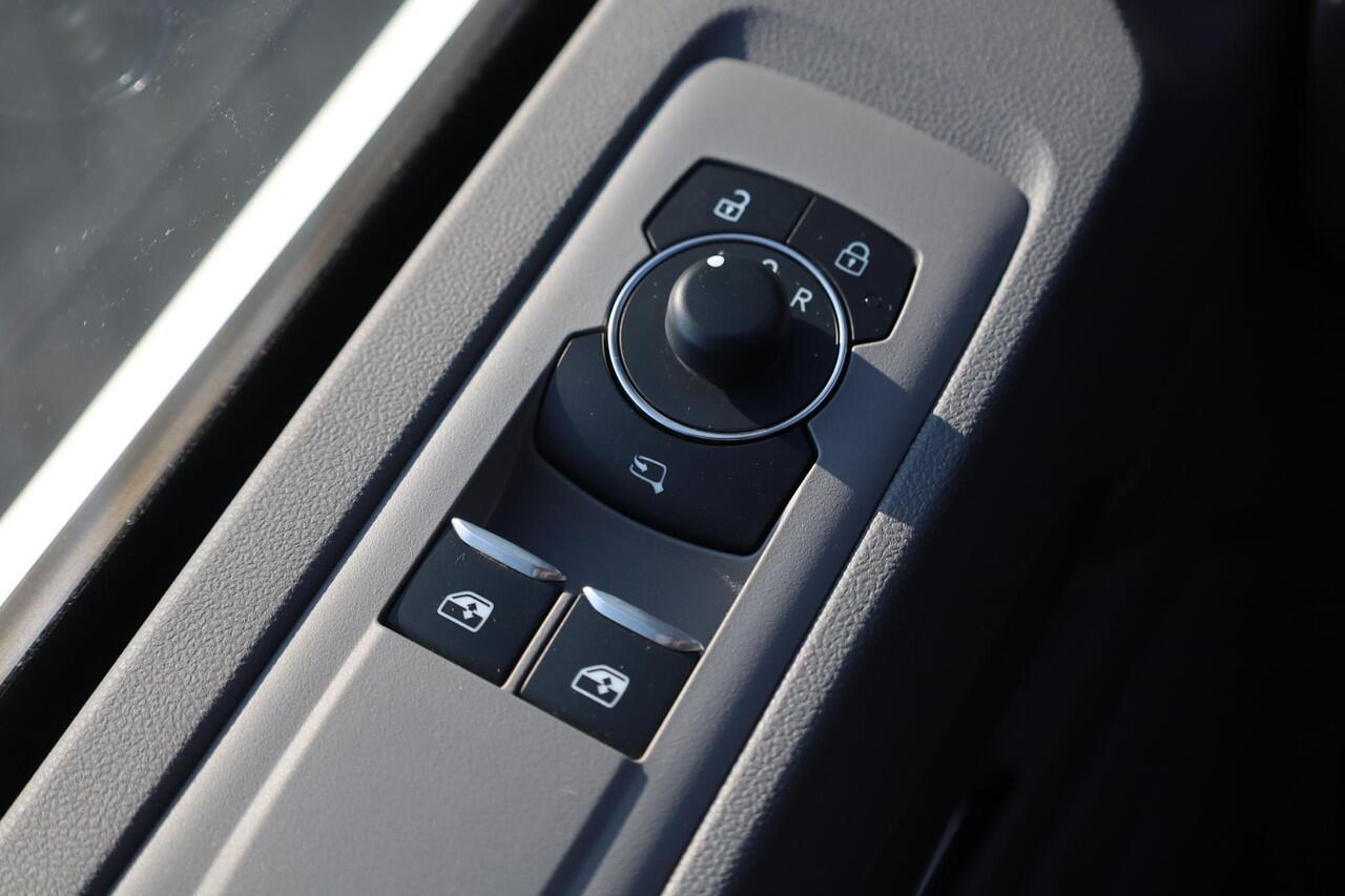 Volkswagen TRANSPORTER 2.0 TDI L2H1 30 PanAmericana 150PK / 110kW, Achteruitrijcamera (rear view), verwarmbare stoelen (bestuurder + bijrijder), Apple Carplay & Android Auto, adaptieve cruise control (acc) met Stop & Go, Lane Assist, volledig digitaal instrumentenpaneel, Keyles