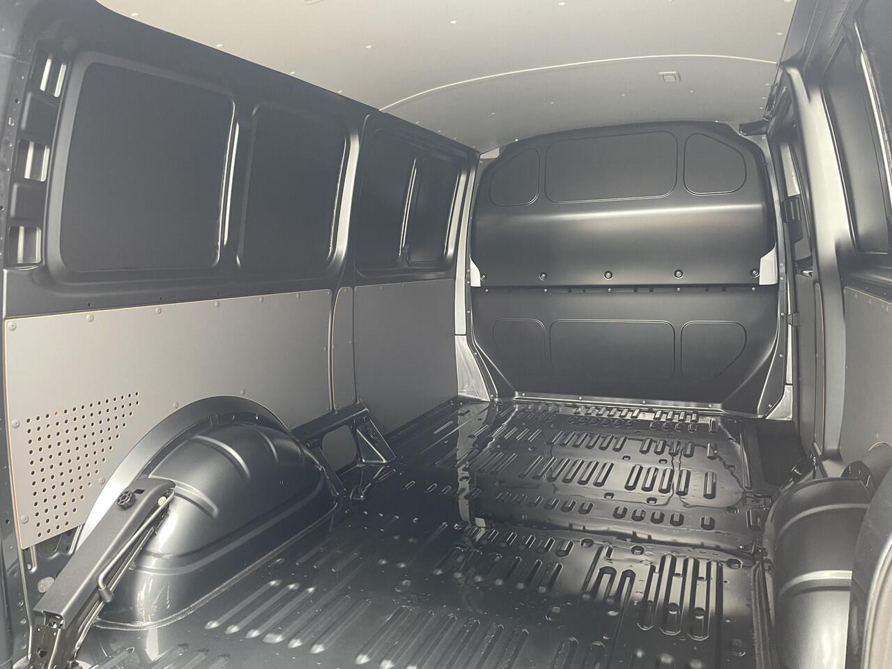 Volkswagen TRANSPORTER 2.0 TDI 150 pk L2H1 28 | App connect | PDC | Cruise | Handgeschakeld
