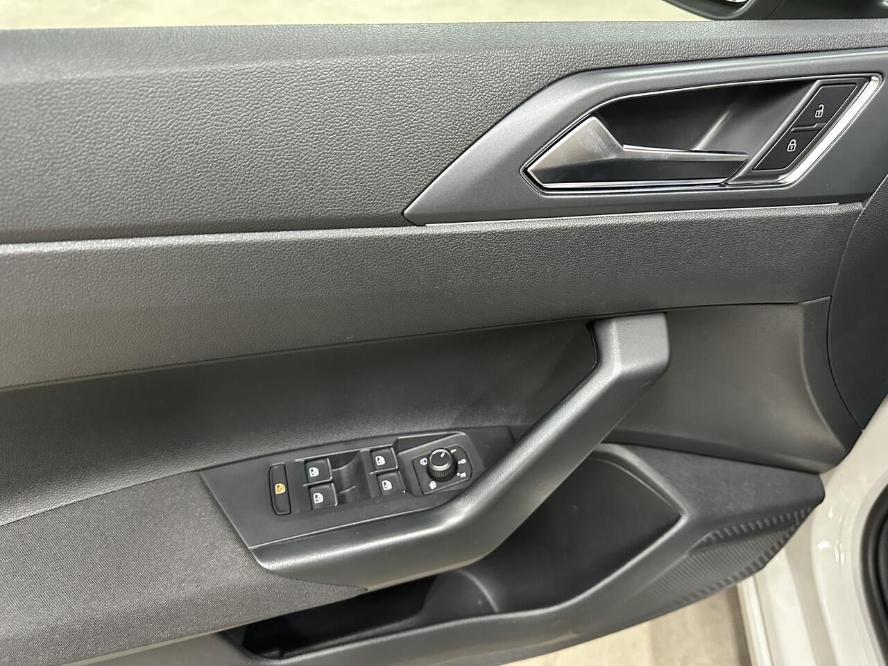 Volkswagen Taigo 1.0 TSI R-Line DSG | IQ.Light | Camera | Stoelverwarming | Draadloze lader | 18" |