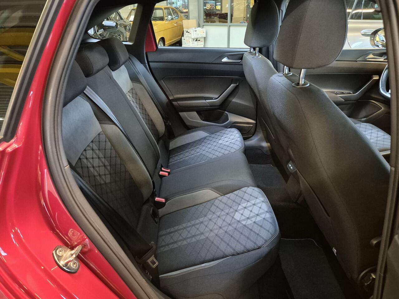 Volkswagen Taigo 1.5 TSI R-Line -150pk- Automaat | Panorama Dak | IQ LED | 18 inch Misano | Rijklaarprijs incl. 1 jaar Bovag garantie