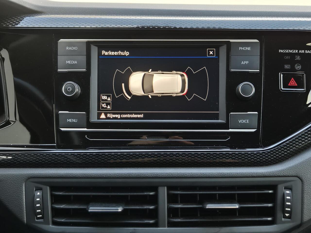 Volkswagen Taigo 1.0 TSI Life Business Automaat / Virtual cockpit / Navigatie via Apple Carplay of Android Auto / Climate control / Adaptief CC / Parkeersensoren voor en achter / Lichtmetalen wielen 16" / DAB radio /