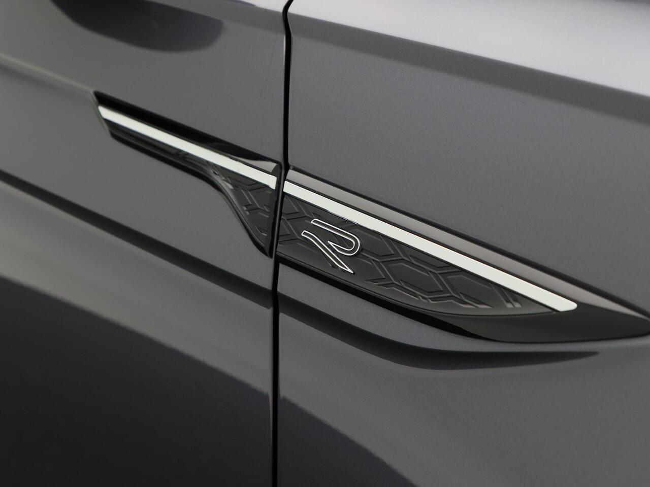 Volkswagen Taigo 1.0 TSi 110 Pk Automaat R-Line | Adaptive Cruise | Trekhaak | Stoelverwarming | Camera | LED | Digitale Cockpit | Airco | Sensoren | Privacy Glass | 17 Inch | 14.039 Km!!