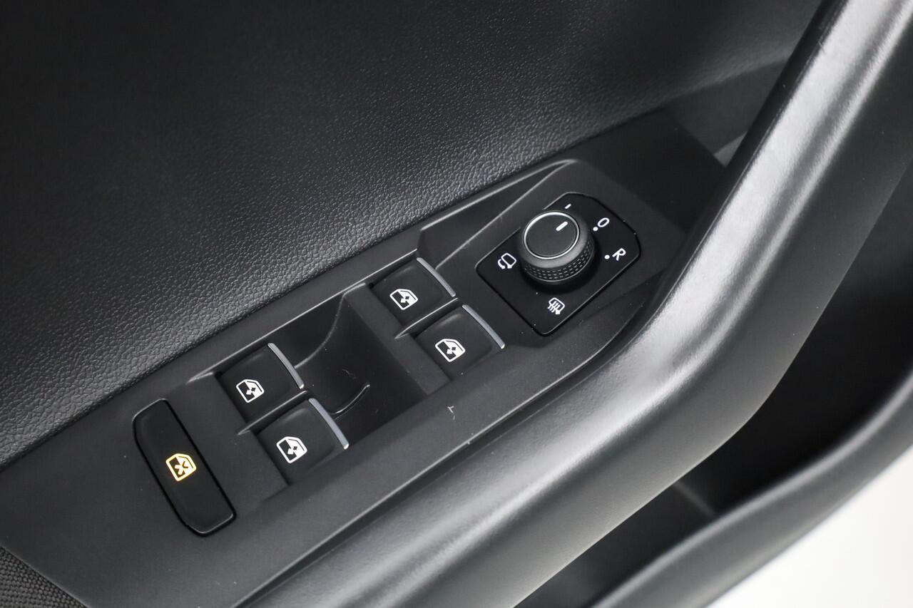 Volkswagen Taigo 1.0 TSI Life Business | Apple CarPlay | Navi | Travel Assist | Stoelverw. | PDC V+A