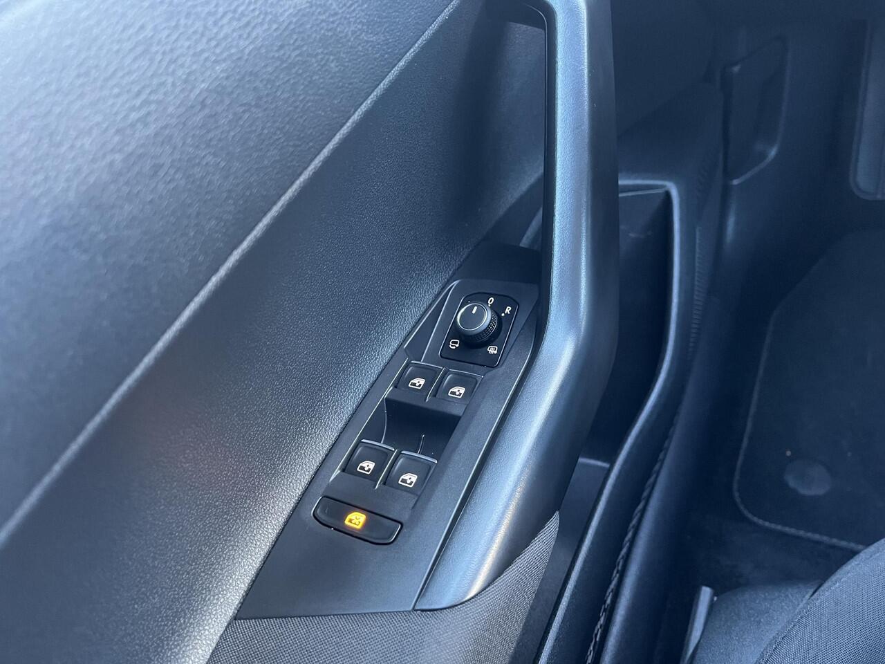 Volkswagen Taigo 1.0 TSI R-Line Business / Camera / Multimedia-pakket / Apple Carplay/Android Auto / Cruise control adaptief met Stop&Go en stuurhulp / voorstoelen verwarmd /