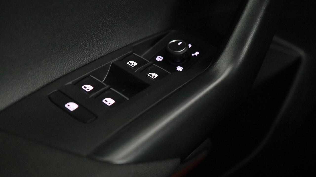 Volkswagen Taigo 1.0 TSI 115pk R-Line Business DSG / Navigatie / Stoelverwarming / Camera