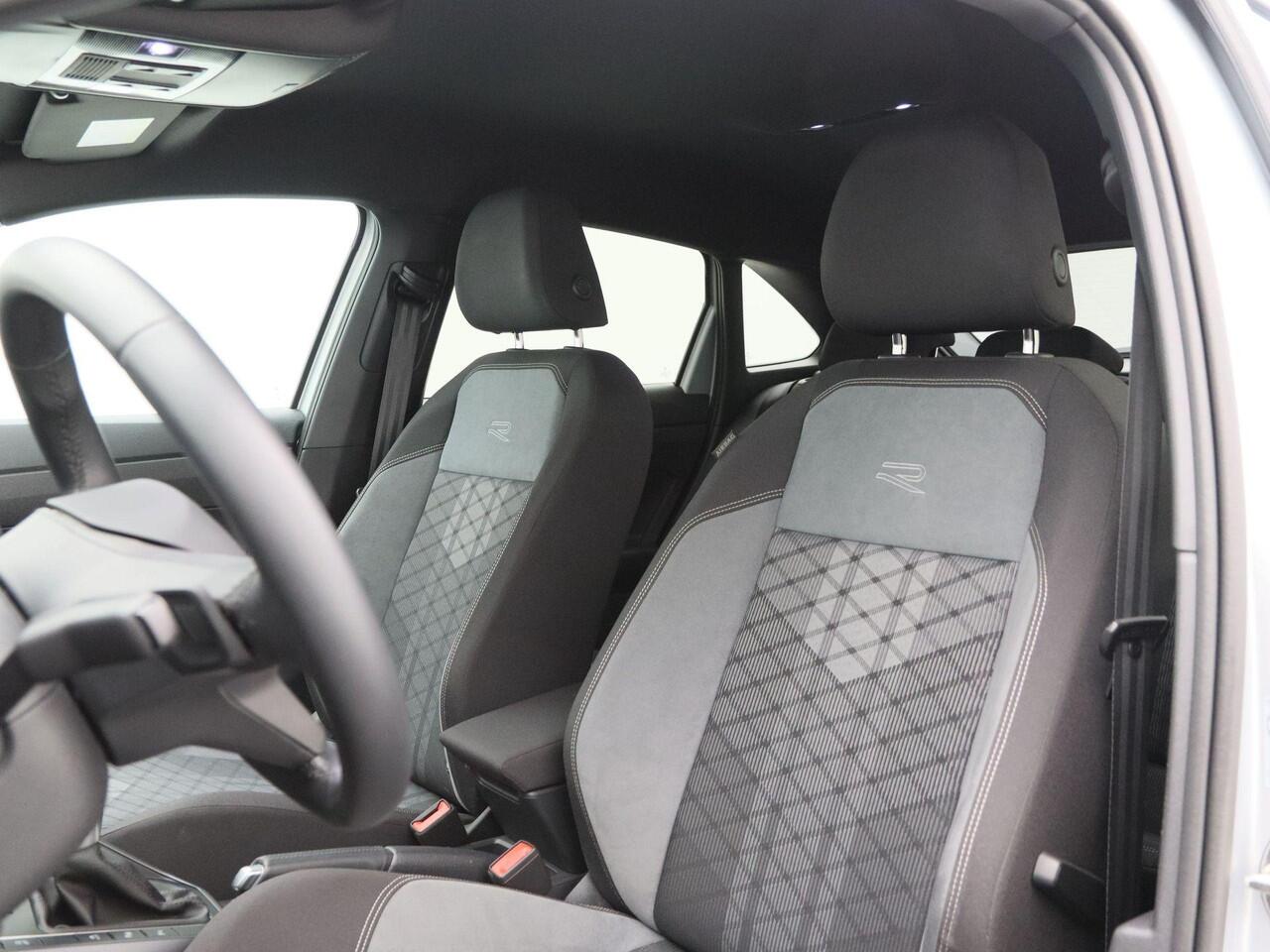 Volkswagen Taigo 1.0 TSi 110 Pk Automaat R-Line | Airco | Trekhaak | Stoelverwarming | Camera | 17 Inch | Privacy Glass | 17.204 Km!!