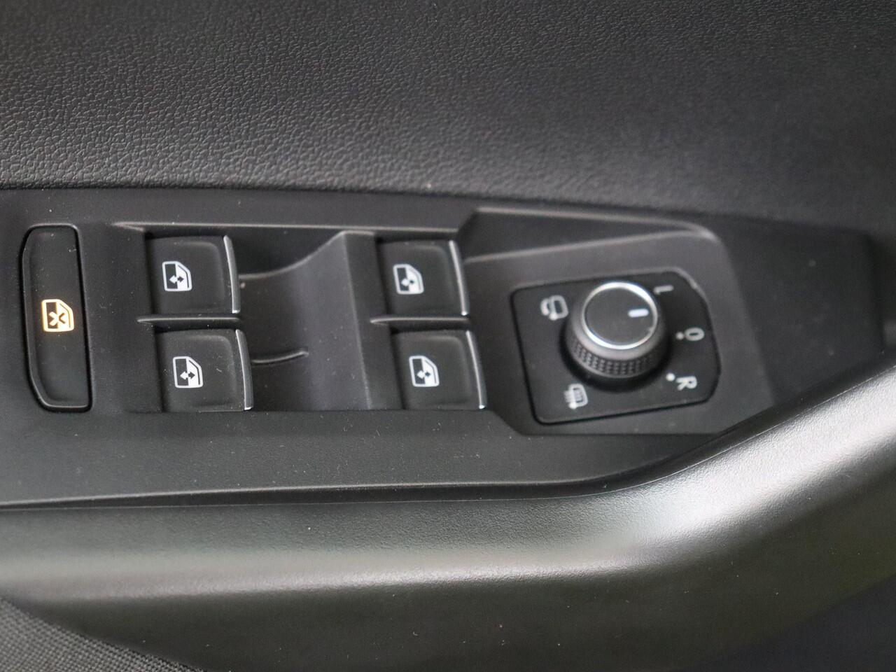 Volkswagen Taigo 1.0 TSI R-Line Business | 18 inch LM velgen | Navigatie| Matrix koplampen | Achteruitrijcamera | Verwarmbare voorstoelen