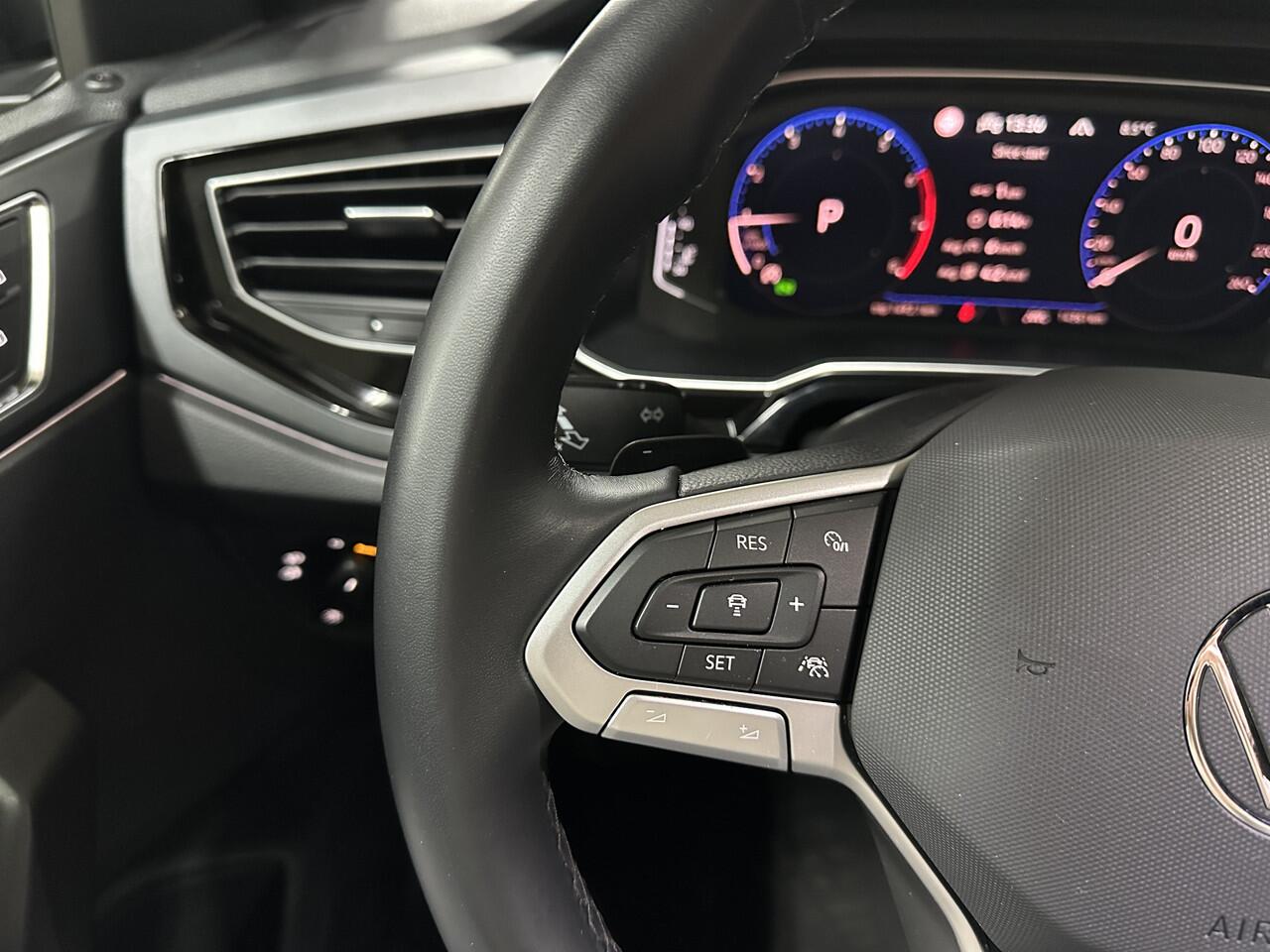 Volkswagen Taigo 1.0 TSI R-Line DSG | IQ.Light | Camera | Stoelverwarming | Draadloze lader | 18" |