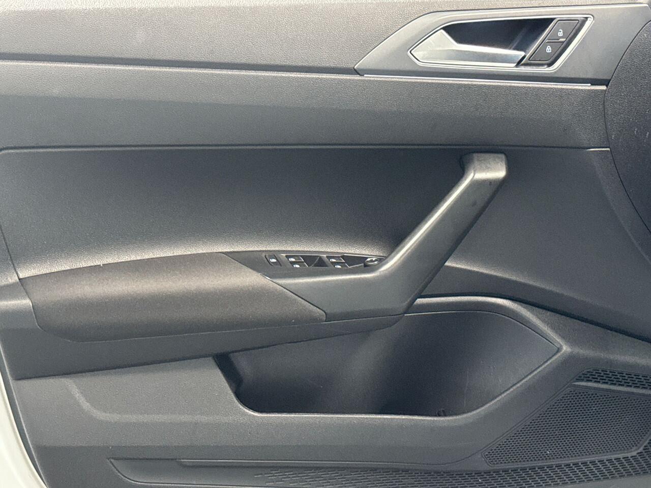 Volkswagen Taigo 1.0 110pk TSI R-Line Edition Koplampverlichting LED-matrix-led (IQ.LIGHT) | Achteruitrijcamera 'Rear View' | Adaptive Cruise Control