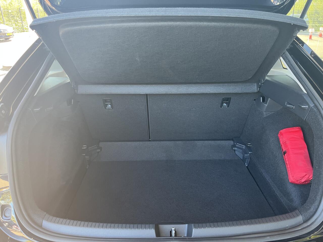 Volkswagen Taigo 1.5 TSI Style / Panorama dak / 18 Inch / Virtual cockpit / IQ Light / Camera / Alcantara / 150 PK