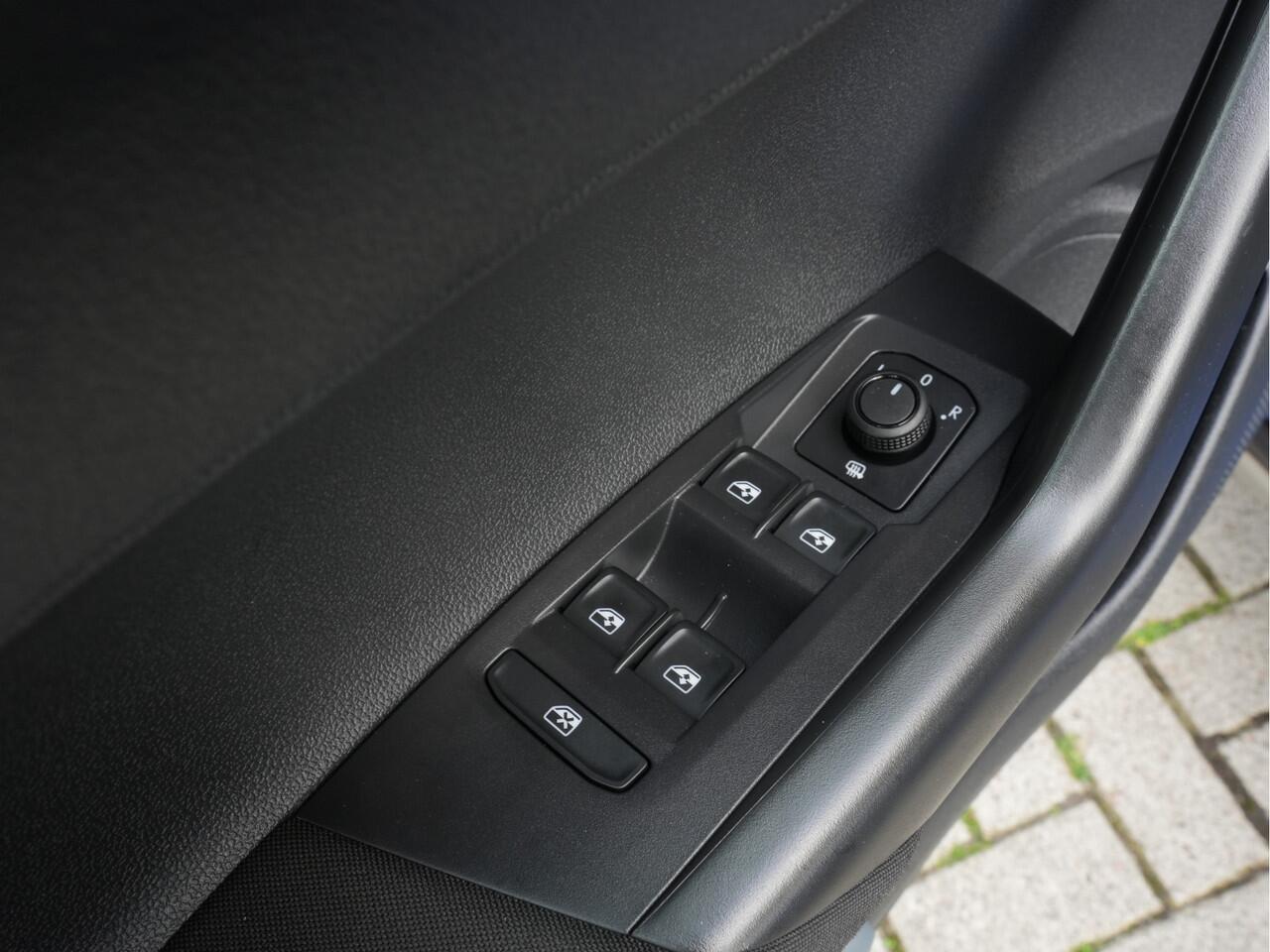 Volkswagen Taigo 1.0 TSI Life Business | Navigatie | Adaptive Cruise | Climate Control | Stoelverwarming