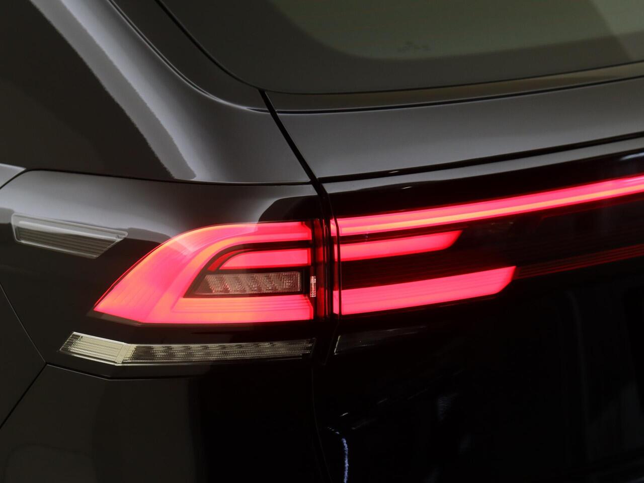 Volkswagen Taigo 1.0 TSI R-Line | Panoramadak | Parkeerassistent | Achteruitrijcamera | Dodehoek detectie | Adaptieve cruise control | Stoelverwarming | CarPlay |