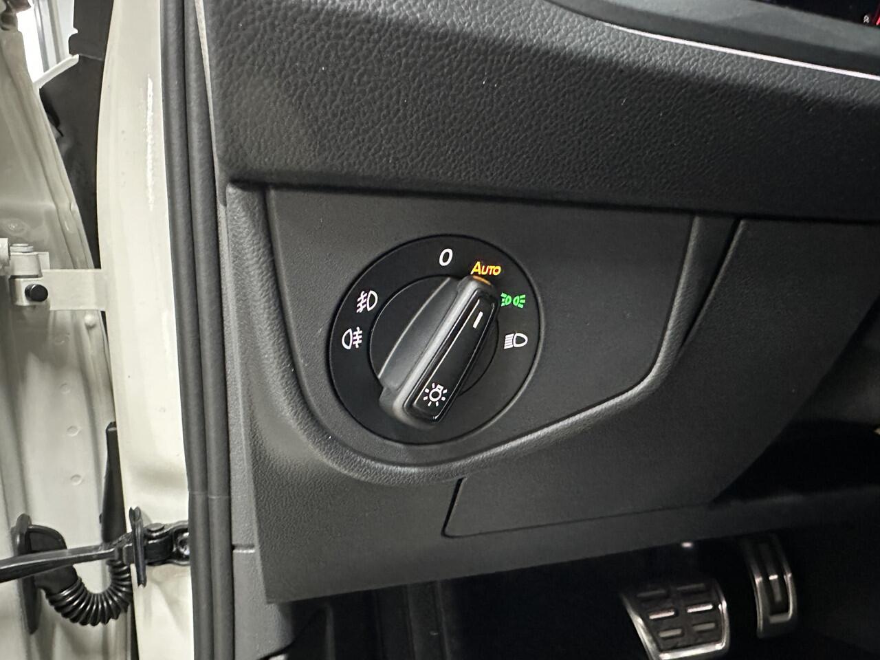 Volkswagen Taigo 1.0 TSI R-Line DSG | IQ.Light | Camera | Stoelverwarming | Draadloze lader | 18" |