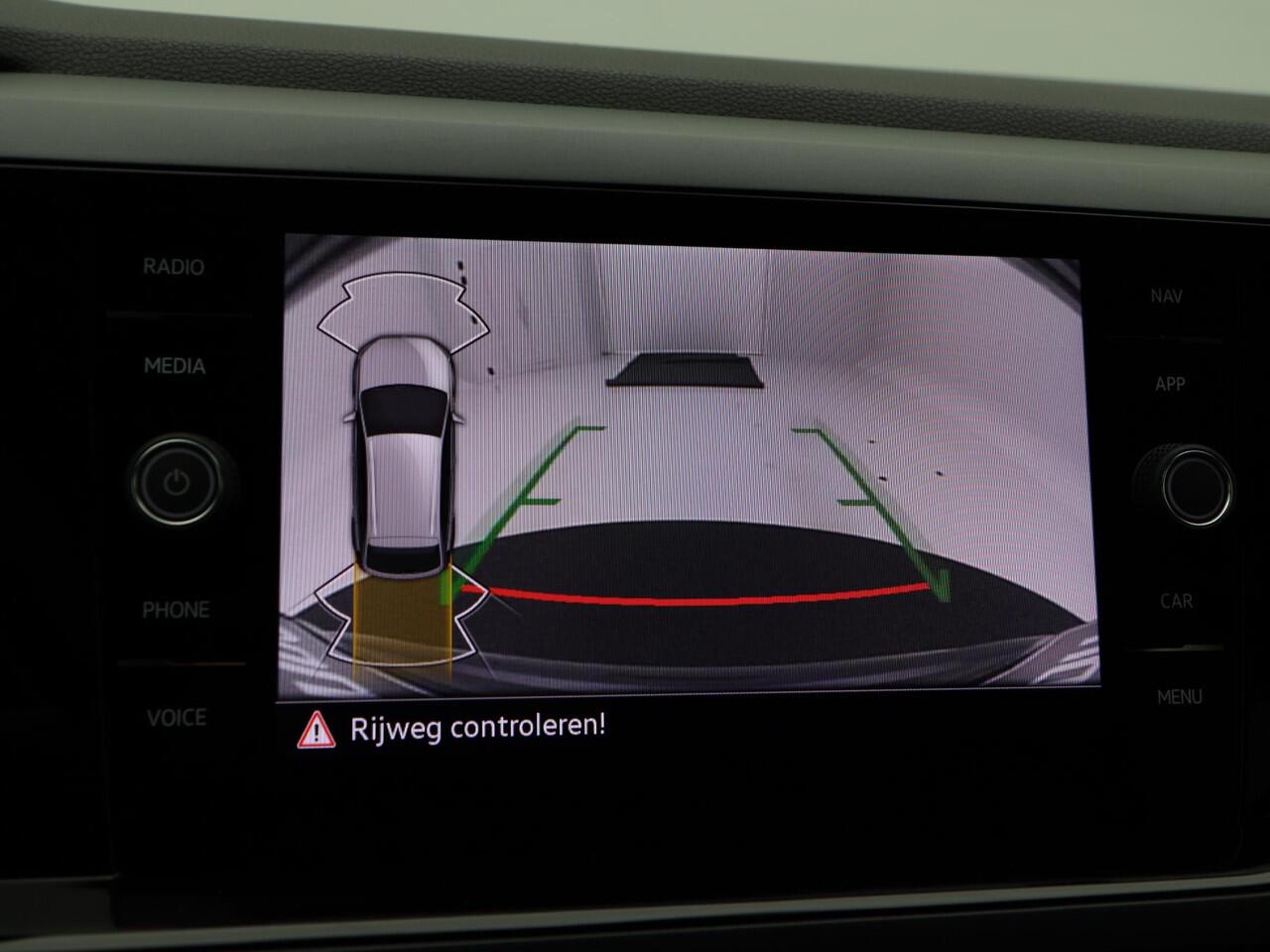 Volkswagen Taigo 1.0 TSi 110 Pk Automaat R-Line | Adaptive Cruise | Trekhaak | Stoelverwarming | Camera | LED | Digitale Cockpit | Airco | Sensoren | Privacy Glass | 17 Inch | 14.039 Km!!