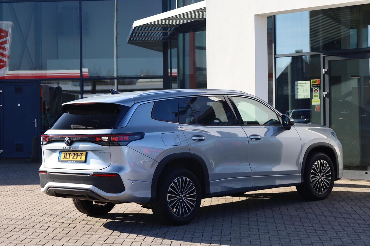 Volkswagen Tayron 1.5 eHybrid Life Edition PL ¤863 p/m* 150KW/204PK, Snelladen 40KW mogelijk, 60 mnd 100.000km garantie, Navigatie, 18" LMV All season, wegklapbare trekhaak, stoelverwarming, DCC, adaptief onderstel, privacy glas, chrome dakrail, camera, side assist, ACC 3 