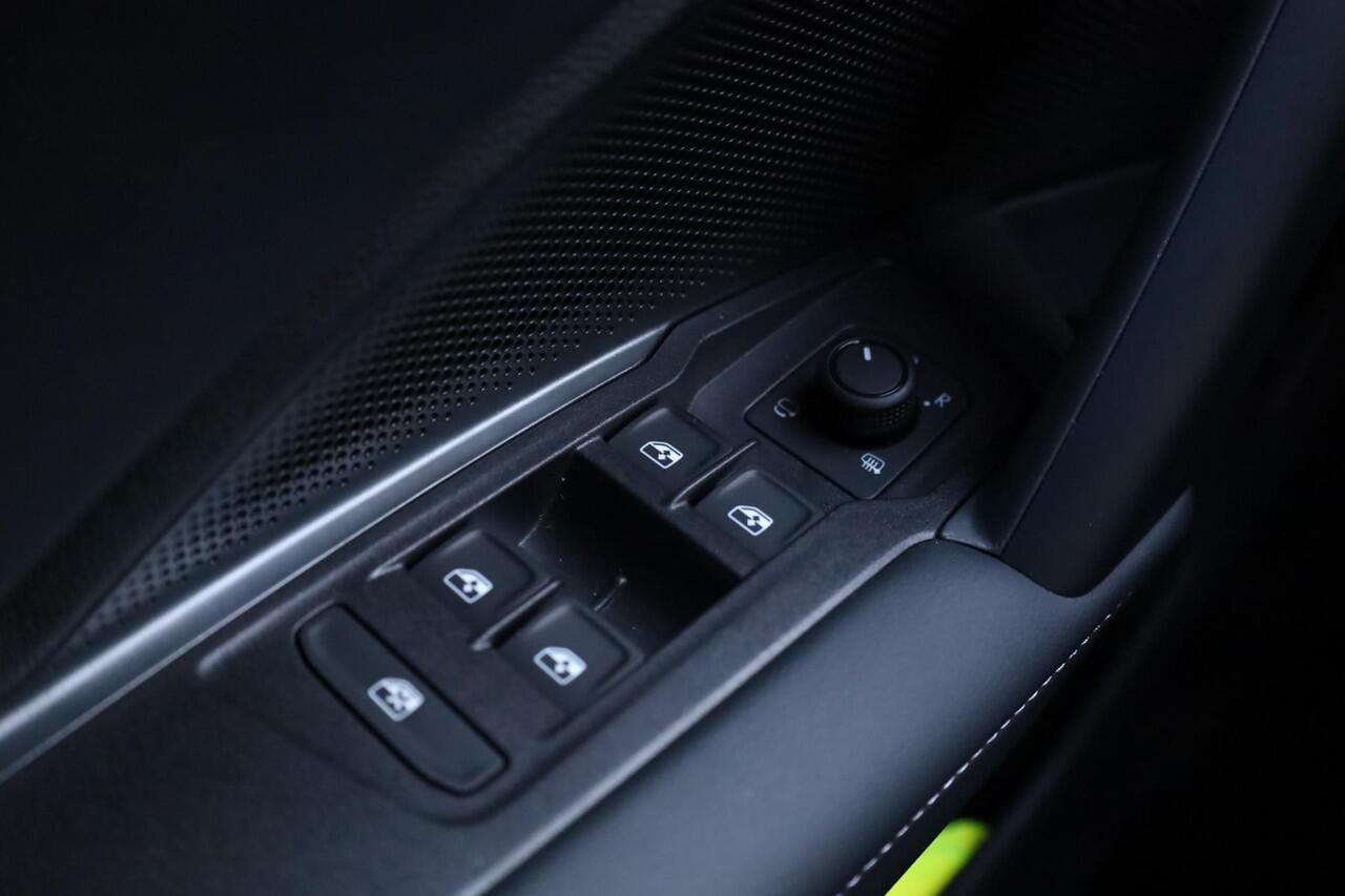 Volkswagen Tayron 1.5 eHybrid Life Edition 204PK / 150kW DSG, Achteruitrijcamera, verwarmbare voorstoelen + stuurwiel, Apple Carplay & Android Auto, navigatie, dodehoekdetectie (Side Assist), Keyless Entry & Start, full LED koplmapen, trekhaak incl. aanhanger manouvreerhu