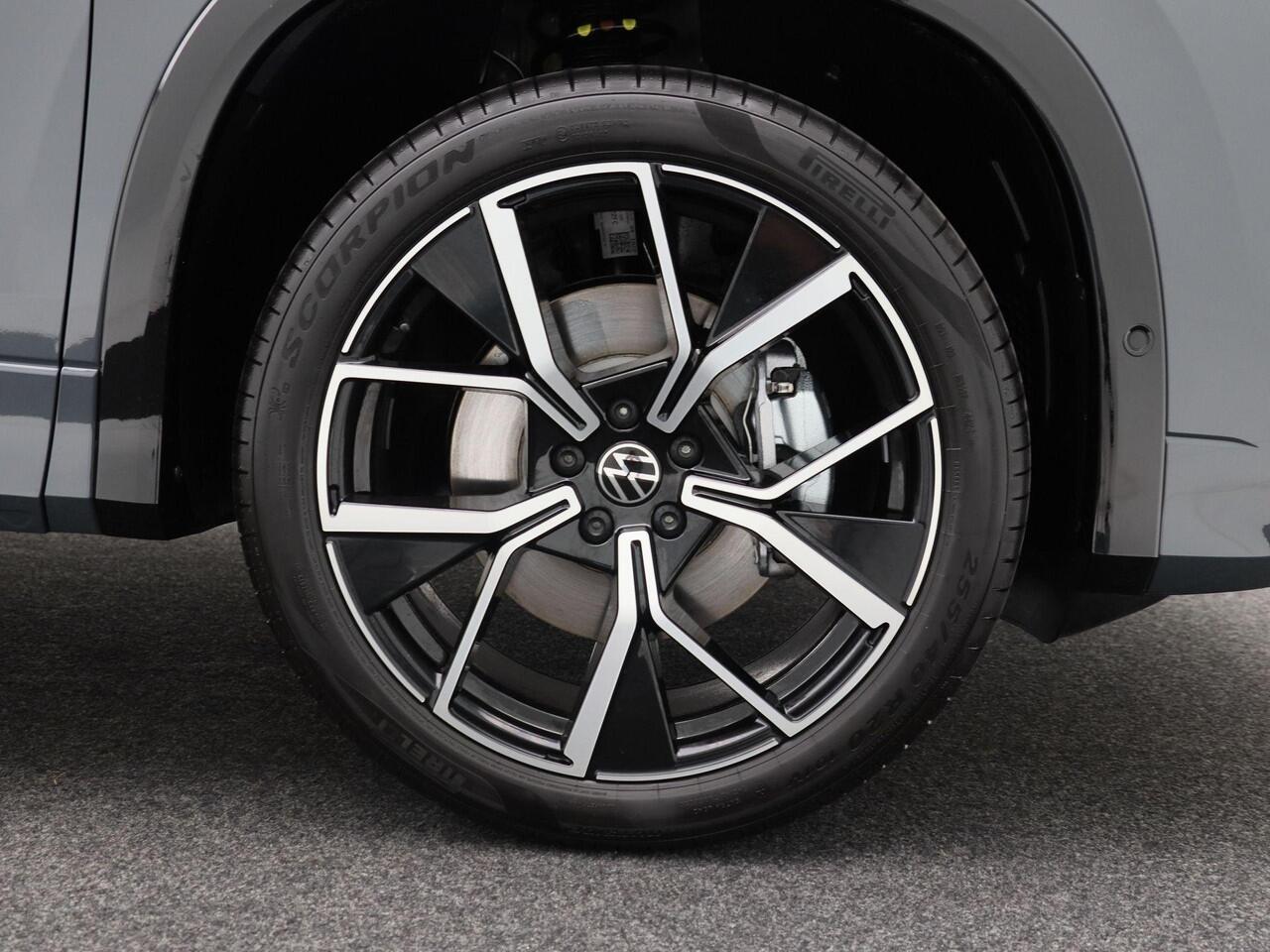 Volkswagen Tayron R-Line-Edition 1.5 eTSI 150 pk | 7 Persoons | Harman Kardon | 360 Camera | Elektrische Achterklep | Verwarmbare Voorstoelen | Massagefunctie Voor |