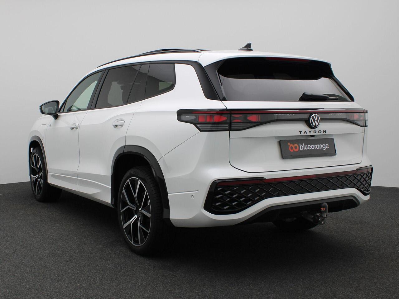 Volkswagen Tayron 1.5 eHybrid R-Line Edition 272PK DSG Pano-Schuifdak, Trekhaak, Black Style, Lederen Bekleding, Harman Kardon Audio, Navi via Apple Carplay/Android Auto, Achteruitrijcamera, Stoel-Stuurverwarming, Elekt. Achterklep, 20" LM Velgen