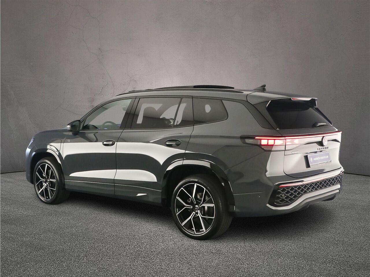 Volkswagen Tayron R-Line Edition 1.5 TSI eHybrid 272pk DSG Automaat Trekhaak, Panoramadak, Black Style, Adaptive cruise control, 360 camera, Navigatie