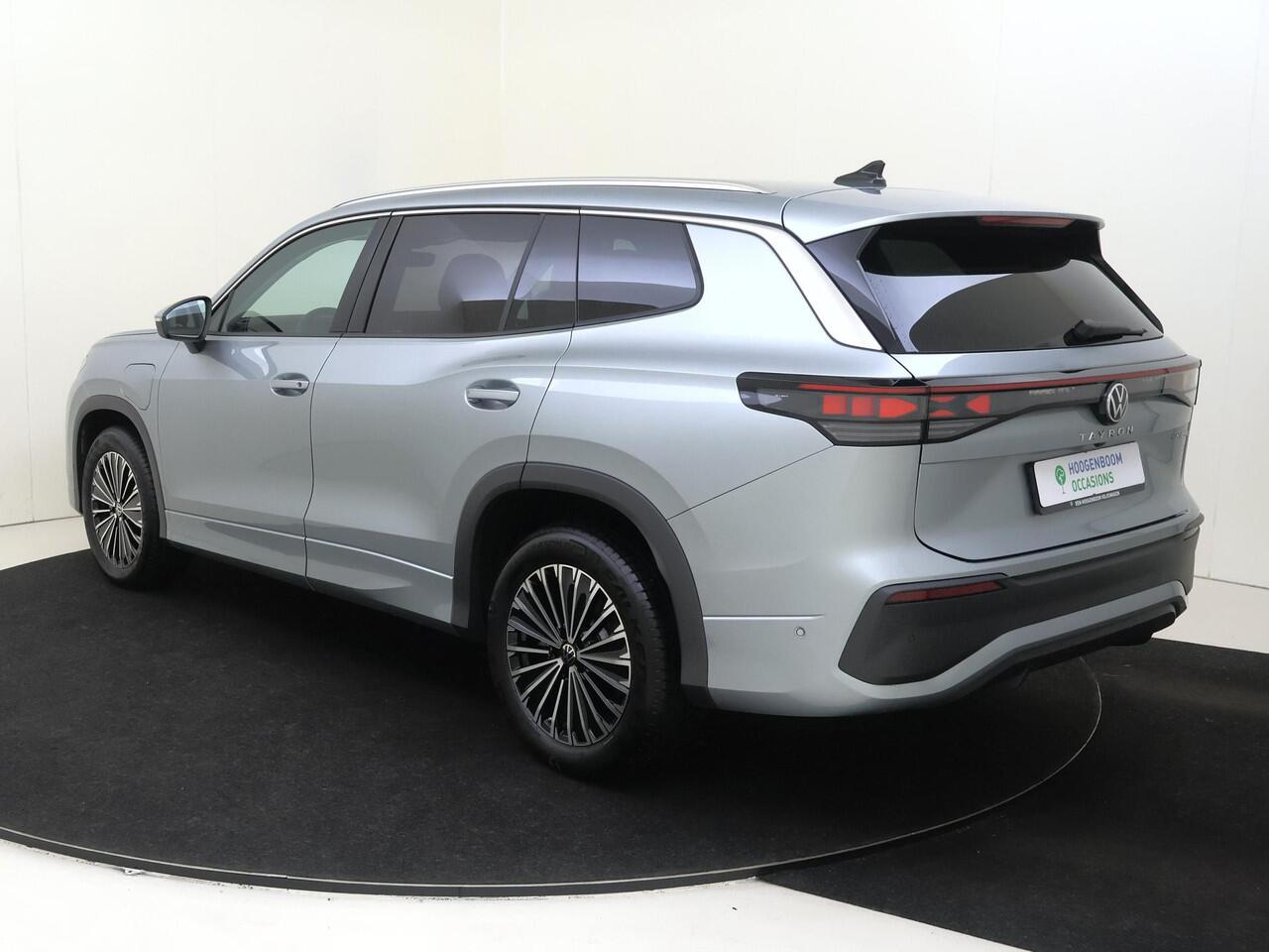 Volkswagen Tayron 1.5 eHybrid Life Edition | SoH 100% | Trekhaak | Achteruitrijcamera | Adaptieve demping systeem | 3-zone airco | Dodehoek detectie | Adaptieve cruise control | CarPlay | Stoel- en stuurwielverwarming |