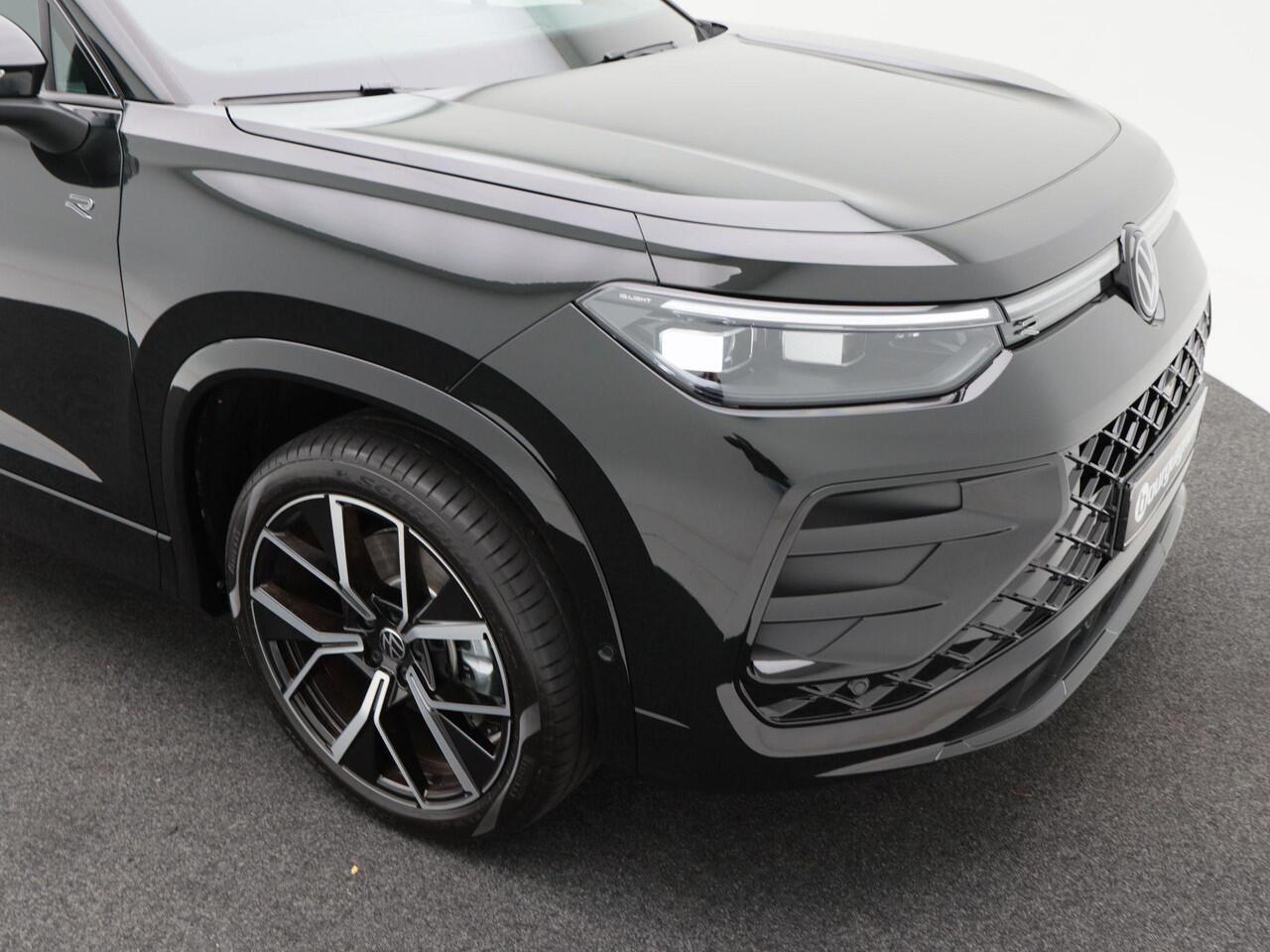 Volkswagen Tayron 1.5 eHybrid 272 Pk Automaat R-Line Edition | Black Style | Panoramadak | Trekhaak | 20 Inch | Full LED | 360 Camera