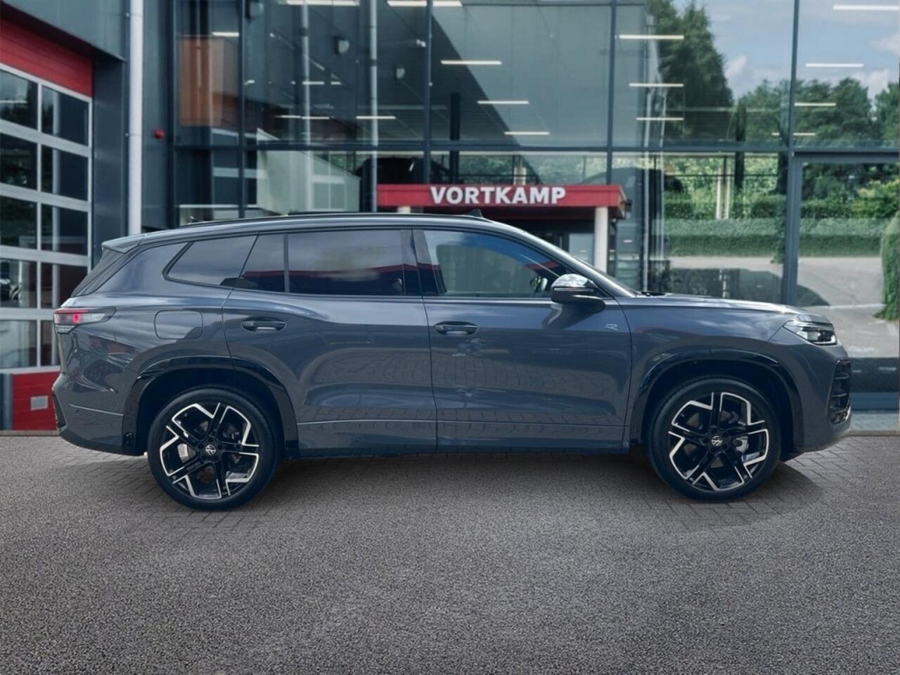 Volkswagen Tayron 1.5 E-HYBRID R-LINE 272PK PANO-DAK/CAMERA/TREKHAAK/MEMORY/LEDER/HenK