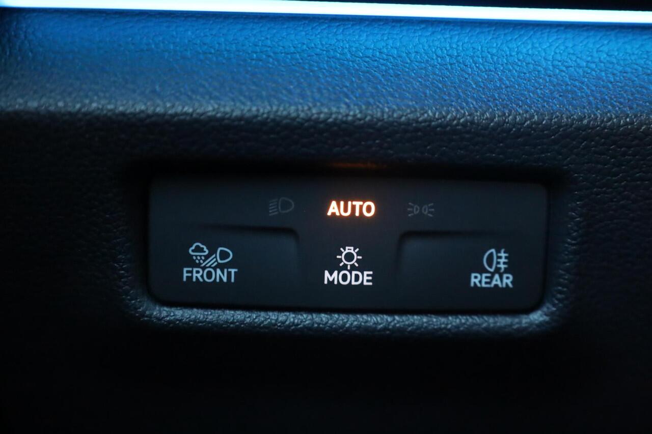 Volkswagen Tayron 1.5 eHybrid Life Edition PL ¤863 p/m* 150KW/204PK, Snelladen 40KW mogelijk, 60 mnd 100.000km garantie, Navigatie, 18" LMV All season, wegklapbare trekhaak, stoelverwarming, DCC, adaptief onderstel, privacy glas, chrome dakrail, camera, side assist, ACC 3 