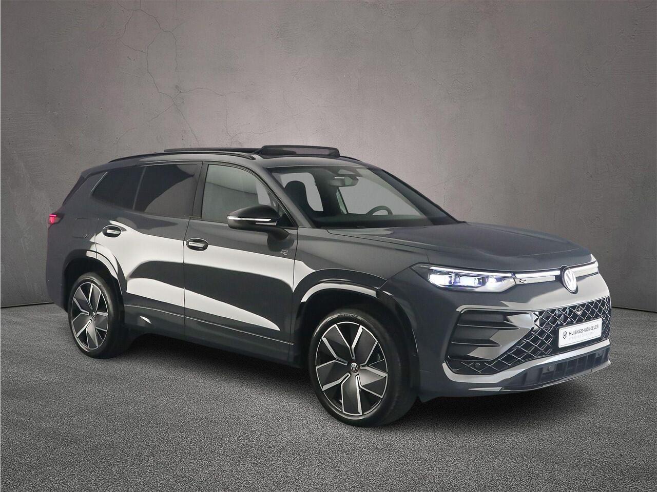 Volkswagen Tayron R-Line Edition 1.5 TSI eHybrid 272pk DSG Automaat Trekhaak, Panoramadak, Black Style, Navigatie, Adaptive cruise control, 360 camera, Achteruitrijcamera