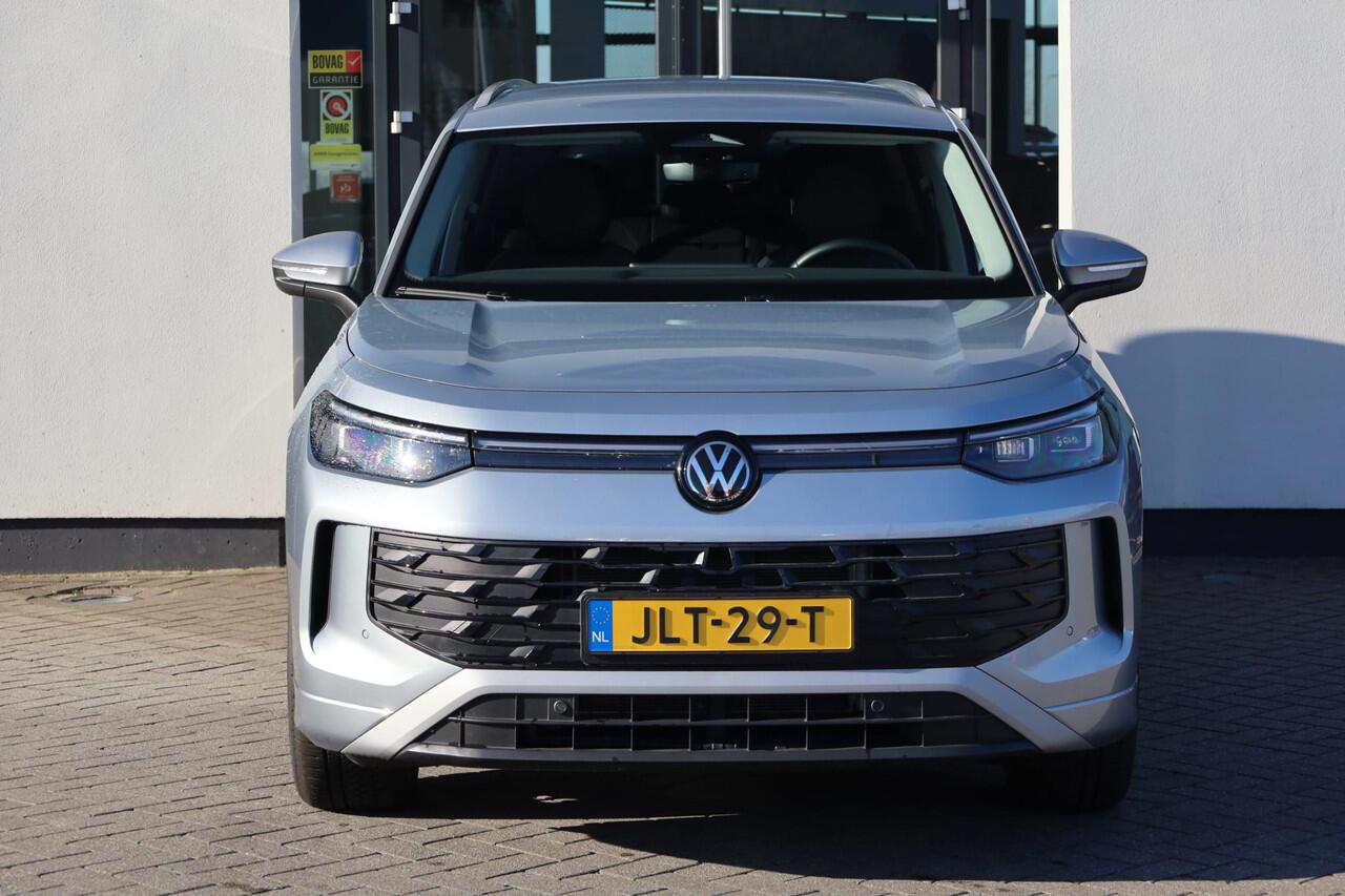 Volkswagen Tayron 1.5 eHybrid Life Edition PL ¤863 p/m* 150KW/204PK, Snelladen 40KW mogelijk, 60 mnd 100.000km garantie, Navigatie, 18" LMV All season, wegklapbare trekhaak, stoelverwarming, DCC, adaptief onderstel, privacy glas, chrome dakrail, camera, side assist, ACC 3 