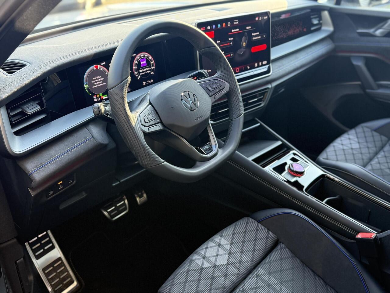 Volkswagen Tayron 1.5 eHybrid R-Line Edition l Electrische Trekhaak l Black Style l Pano l Stoelverwarming l IQ Light