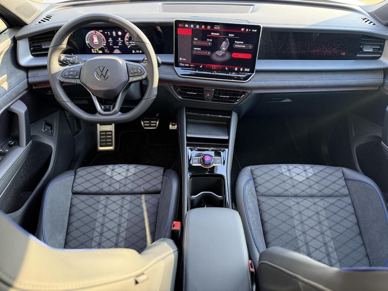 Volkswagen Tayron 1.5 eHybrid R-Line Edition l Electrische Trekhaak l Black Style l Pano l Stoelverwarming l IQ Light