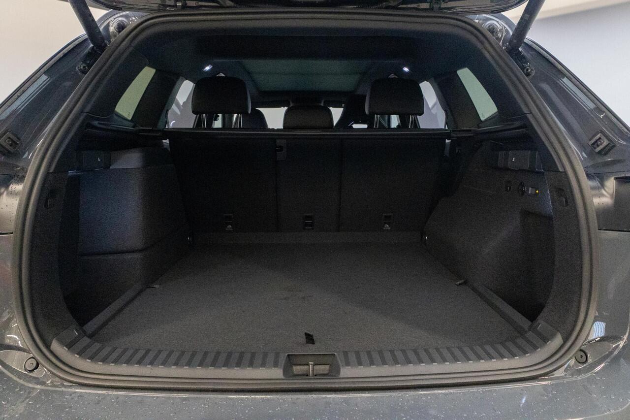 Volkswagen Tayron 1.5 eHybrid R-Line Edition | Black Style | Trekhaak | Panoramadak | 20 inch |